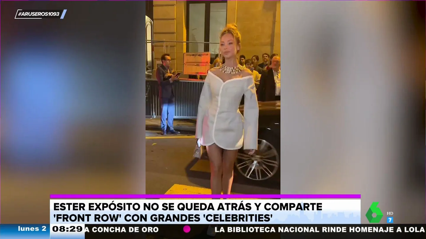 Ester Expósito triunfa en la Semana de la Moda de París con un espectacular look blanco y dorado Ester Expósito triunfa en la Semana de la Moda de París con un espectacular look blanco y dorado