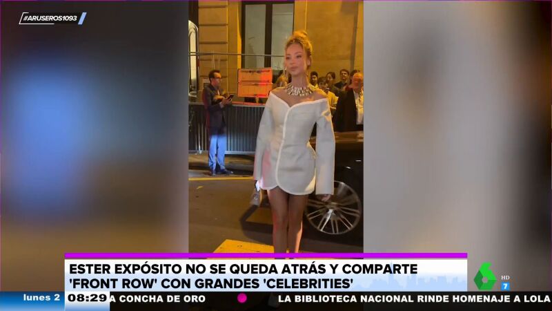 Ester Expósito triunfa en la Semana de la Moda de París con un espectacular look blanco y dorado