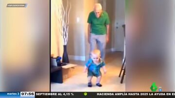 El divertido vídeo viral de un niño pequeño que imita los andares de su abuelo