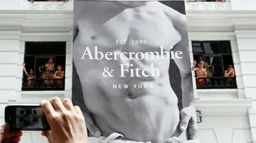 Acusan al ex-CEO de Abercrombie &amp; Fitch y a su pareja de participar en una red de explotación sexual a jóvenes modelos