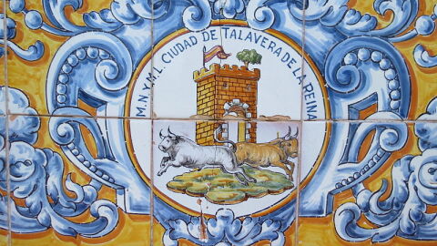 Escudo de Talavera de la Reina en cerámica talaverana