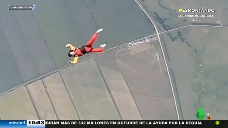 Una paracaidista pierde el control en un salto y su instructor se lanza a más de 200 km/h para salvarle la vida