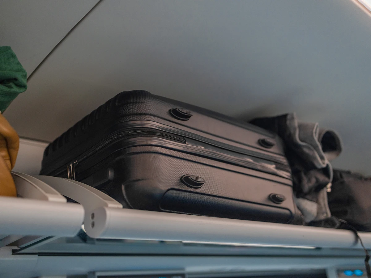 Ryanair desafía a la Unión Europea: No todos los pasajeros podrán llevar  una maleta de mano gratuita