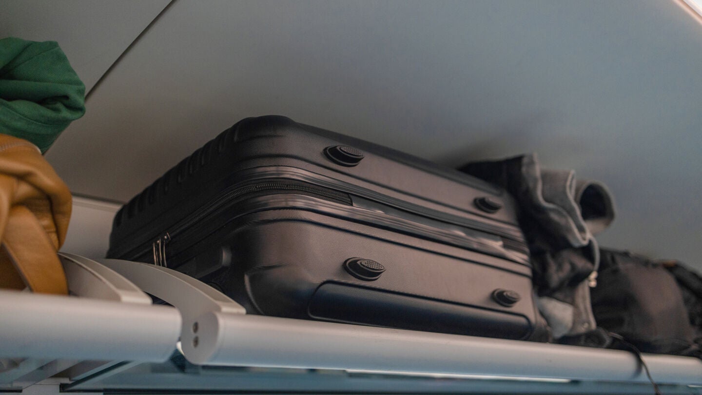 Maleta de mano en el avi&oacute;n