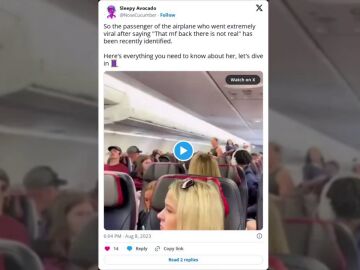 La pasajera que se hizo viral por discutir a gritos en el avión con una persona "que no era real" habla por primera vez