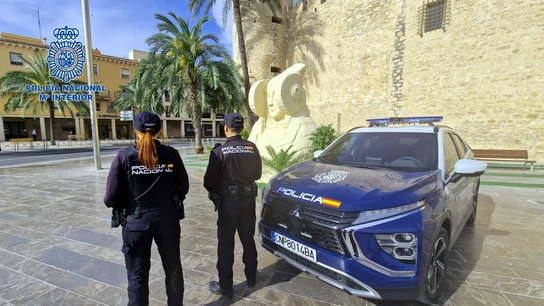 Agentes de la Policía Nacional en Elche. Agentes de la Policía Nacional en Elche.