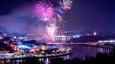 Fuegos artificiales durante las fiestas de Halloween de Derry-Londonderry