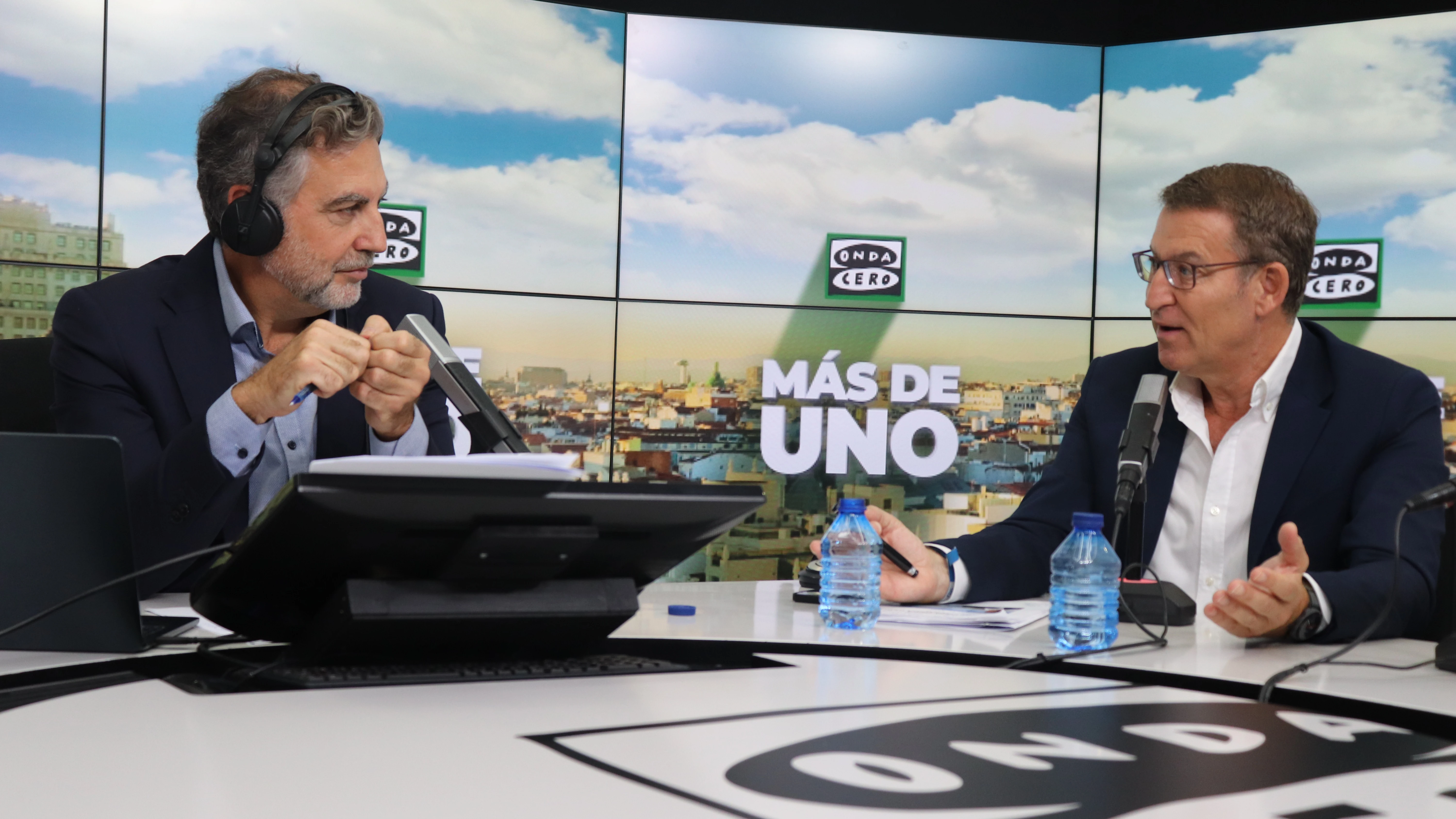 El líder del Partido Popular, Alberto Núñez Feijóo, con Carlos Alsina en 'Más de uno'