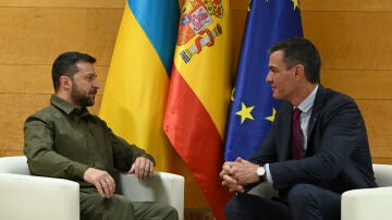 El presidente del Gobierno, Pedro Sánchez, conversa con el presidente de Ucrania, Volodímir Zelenski