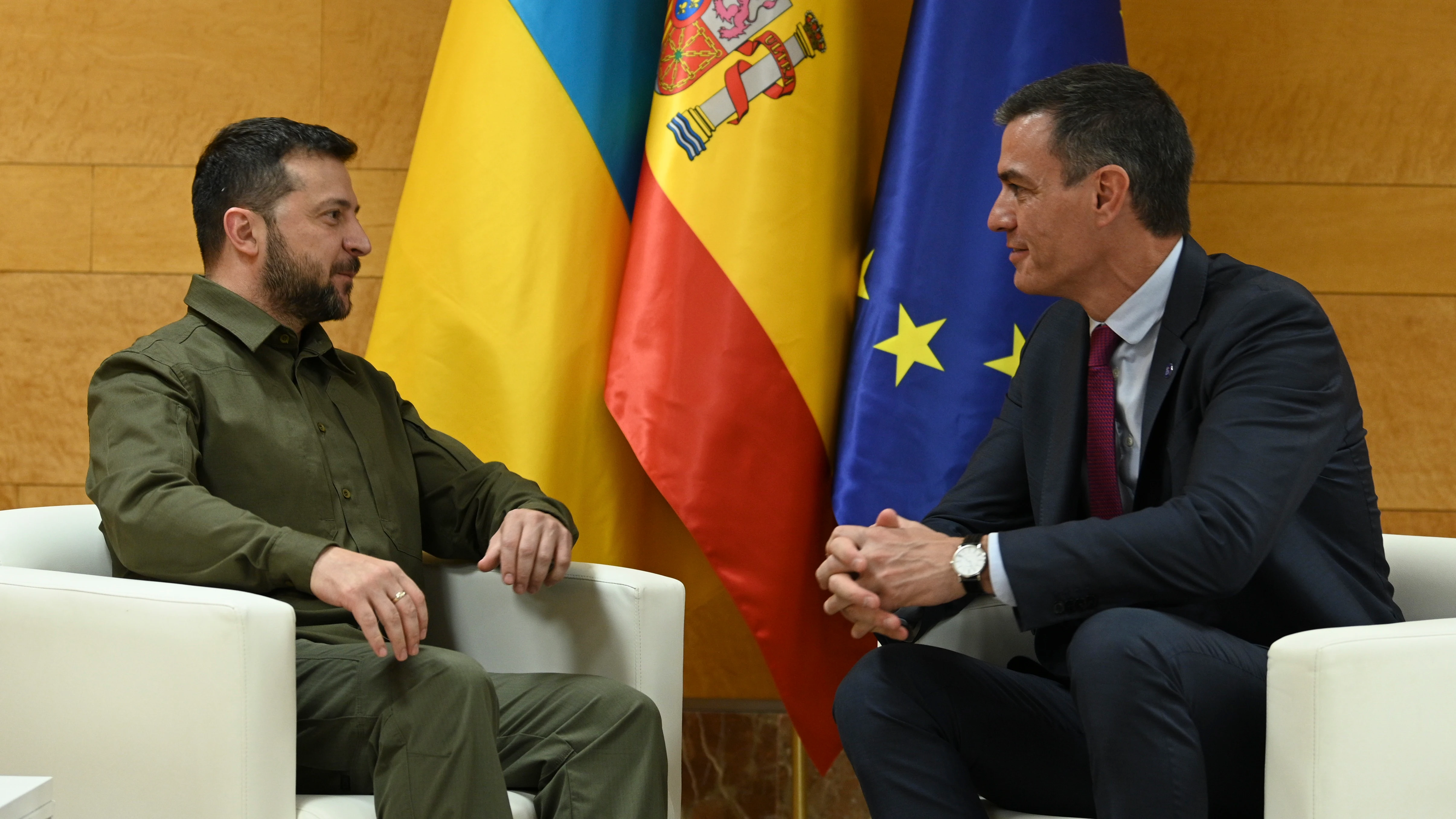 El presidente del Gobierno, Pedro Sánchez, conversa con el presidente de Ucrania, Volodímir Zelenski