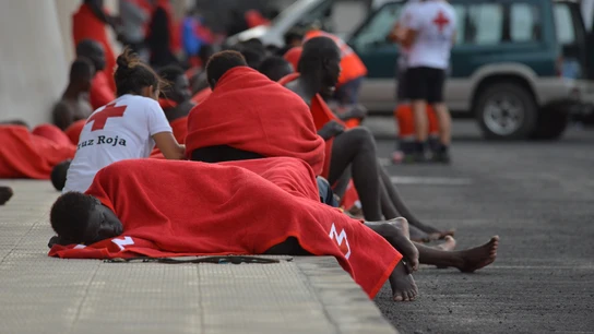 Los servicios de emergencia atienden a los 69 ocupantes del quinto de los cayucos llegados este miércoles a la isla de El Hierro.  Los servicios de emergencia atienden a los 69 ocupantes del quinto de los cayucos llegados este miércoles a la isla de El Hierro.