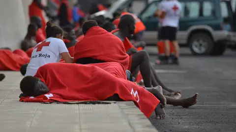 Los servicios de emergencia atienden a los 69 ocupantes del quinto de los cayucos llegados este miércoles a la isla de El Hierro. 