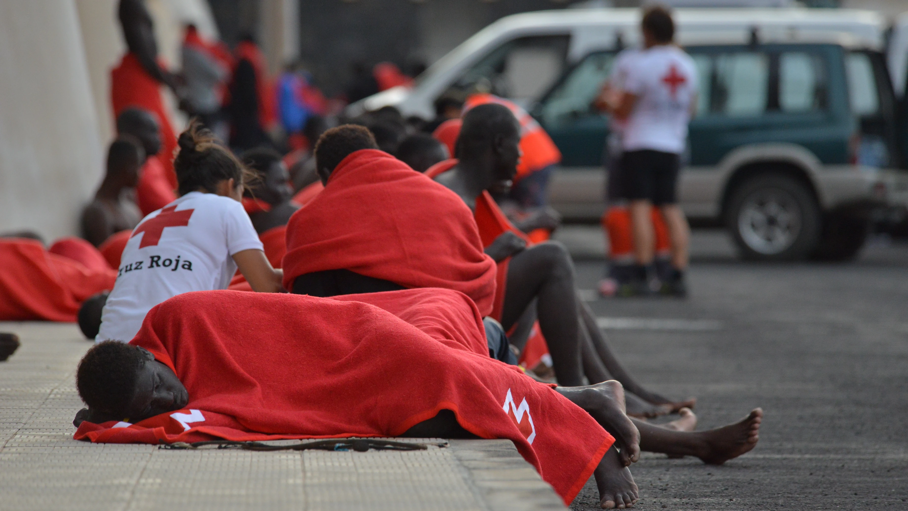 Los servicios de emergencia atienden a los 69 ocupantes del quinto de los cayucos llegados este miércoles a la isla de El Hierro. 