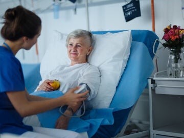 Enfermera atendiendo a paciente