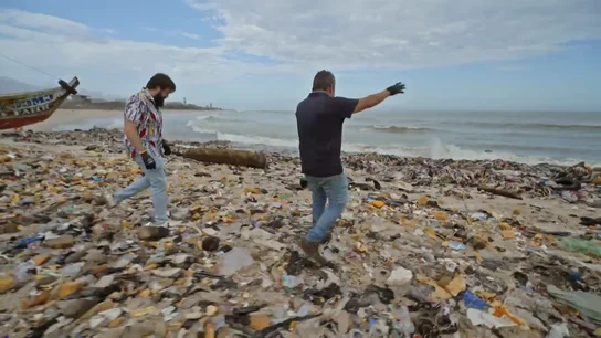 ¿Sabes dónde acaba la ropa que crees donar a la caridad? Jalis de la Serna lo desvela en Enviado Especial ¿Sabes dónde acaba la ropa que crees donar a la caridad? Jalis de la Serna lo desvela en Enviado Especial