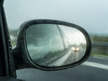 Espejo retrovisor mojado por la lluvia