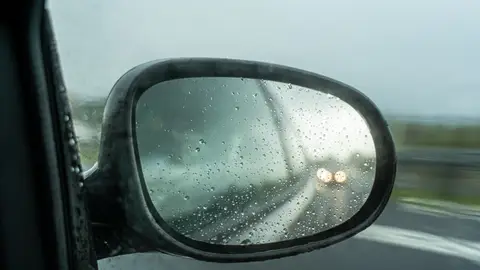 Espejo retrovisor mojado por la lluvia Espejo retrovisor mojado por la lluvia