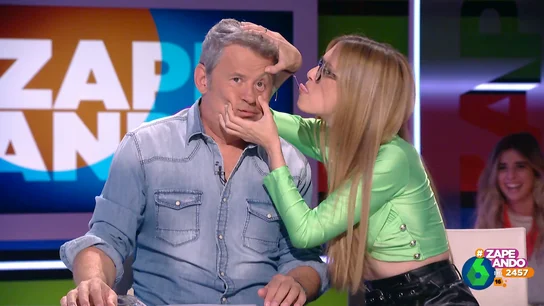 La 'inquietud' de Miki Nadal al ver a Gakian a su lado: así intenta chuparle un ojo en directo La 'inquietud' de Miki Nadal al ver a Gakian a su lado: así intenta chuparle un ojo en directo
