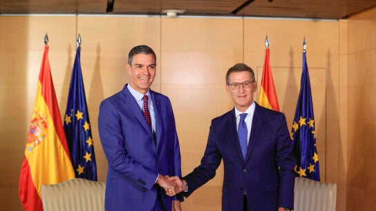 El l&iacute;der del PP, Alberto N&uacute;&ntilde;ez Feij&oacute;o, y el presidente del Gobierno en funciones y secretario general del PSOE, Pedro S&aacute;nchez, en una imagen de archivo