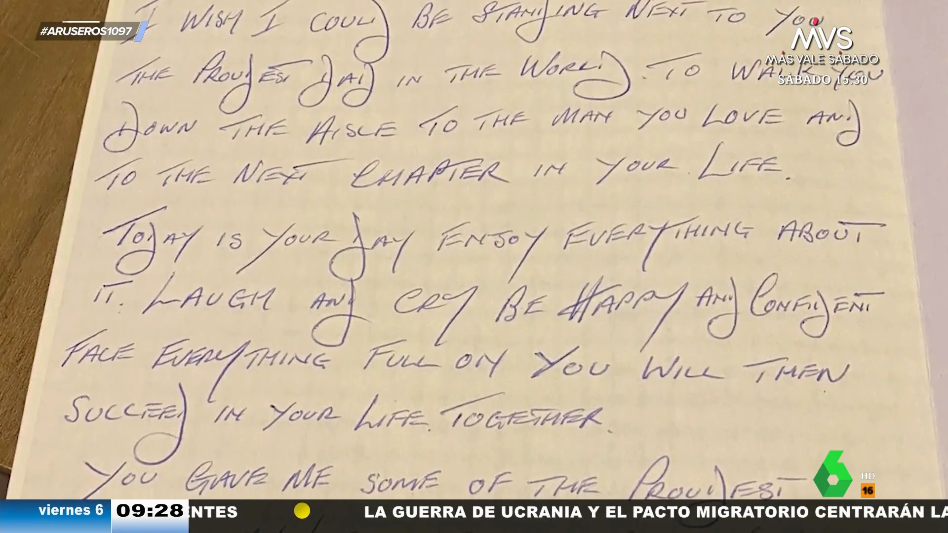 Una mujer recibe una carta de su padre fallecido hace años en el día de su boda: así la lee su madre en el altar