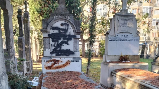 Atacan con pintura y heces la tumba del dirigente socialista Fernando Buesa, asesinado por ETA Atacan con pintura y heces la tumba del dirigente socialista Fernando Buesa, asesinado por ETA
