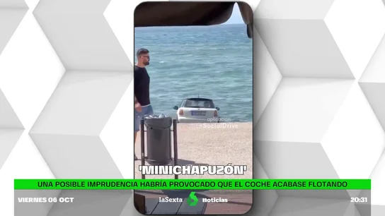 Un coche acaba flotando en el mar por causas desconocidas Un coche acaba flotando en el mar por causas desconocidas