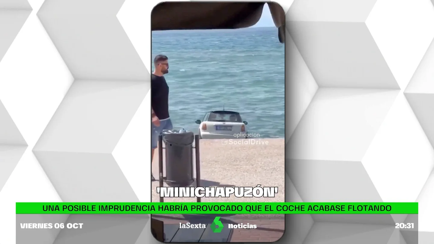 Un coche acaba flotando en el mar por causas desconocidas Un coche acaba flotando en el mar por causas desconocidas