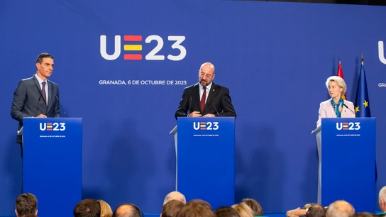 Pedro Sánchez, Charles Michel y Ursula von der Leyen, durante la rueda de prensa ofrecida tras la cumbre informal de la Unión Europea celebrada este viernes en Granada.  Pedro Sánchez, Charles Michel y Ursula von der Leyen, durante la rueda de prensa ofrecida tras la cumbre informal de la Unión Europea celebrada este viernes en Granada.