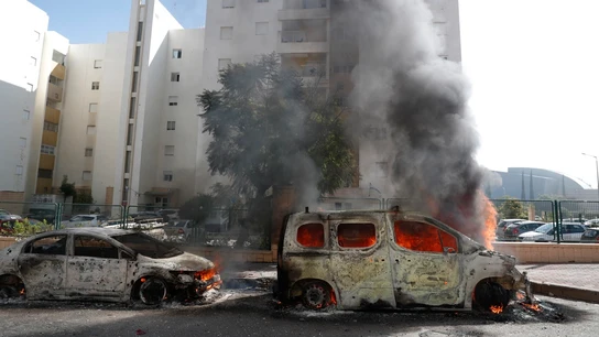 Vehículos quemados en la ciudad israelí de Ashkelon tras lanzamientos de cohetes desde Gaza, este 7 de octubre de 2023. Vehículos quemados en la ciudad israelí de Ashkelon tras lanzamientos de cohetes desde Gaza, este 7 de octubre de 2023.