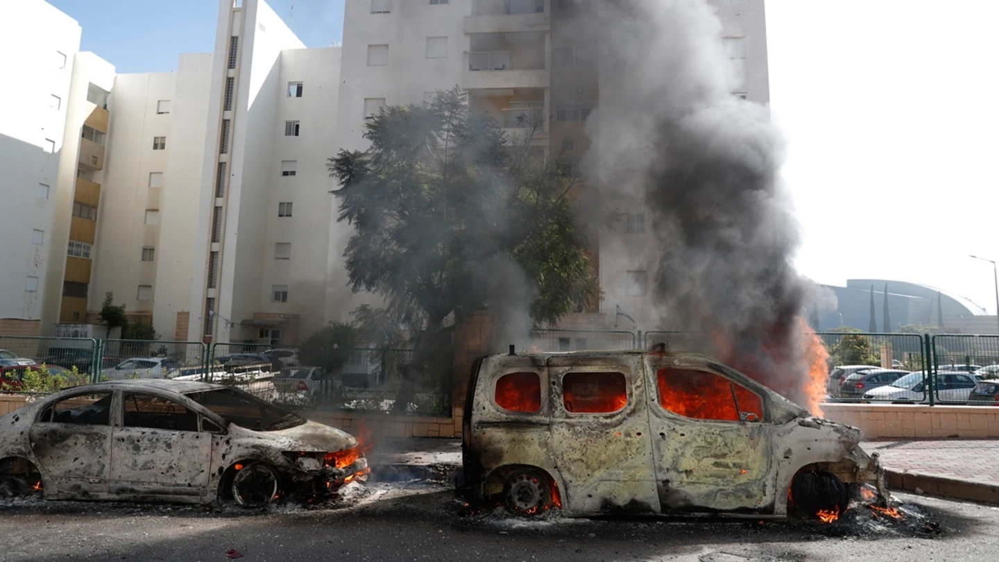 Vehículos quemados en la ciudad israelí de Ashkelon tras lanzamientos de cohetes desde Gaza, este 7 de octubre de 2023. Vehículos quemados en la ciudad israelí de Ashkelon tras lanzamientos de cohetes desde Gaza, este 7 de octubre de 2023.