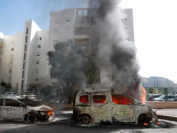 Vehículos quemados en la ciudad israelí de Ashkelon tras lanzamientos de cohetes desde Gaza, este 7 de octubre de 2023.