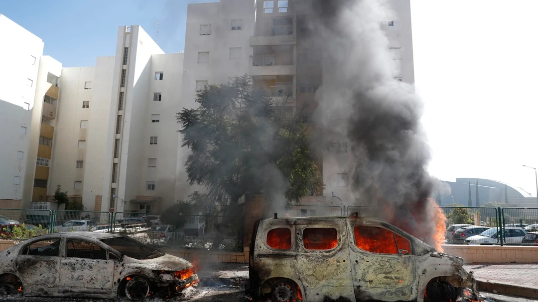 Vehículos quemados en la ciudad israelí de Ashkelon tras lanzamientos de cohetes desde Gaza, este 7 de octubre de 2023.