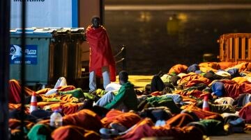 Unos 200 migrantes duermen en el muelle de Los Cristianos en Tenerife ante la falta de espacio en los centros de acogida