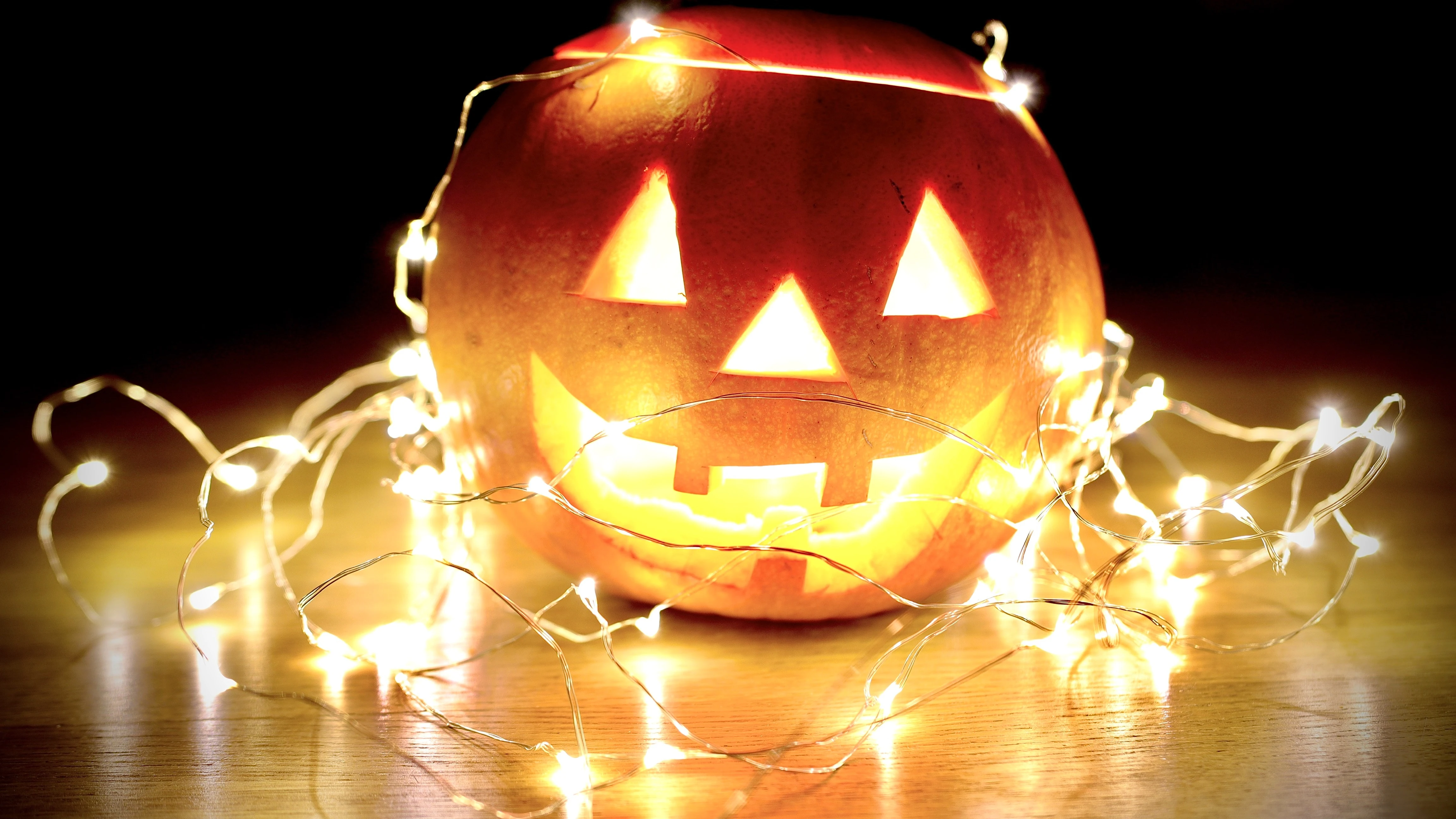 Una calabaza de Halloween, rodeada de luces