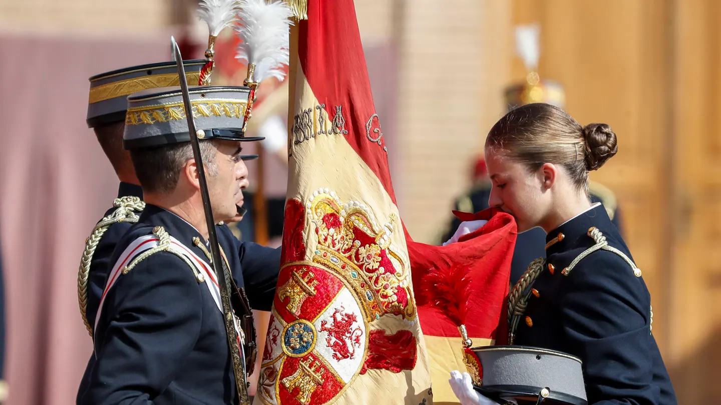 La princesa Leonor jura bandera frente a Felipe VI y la reina Letizia en Zaragoza La princesa Leonor jura bandera frente a Felipe VI y la reina Letizia en Zaragoza