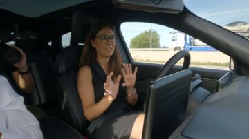 Nadie al volante: la conducción sin manos (ni pies) ya es una realidad en España 
