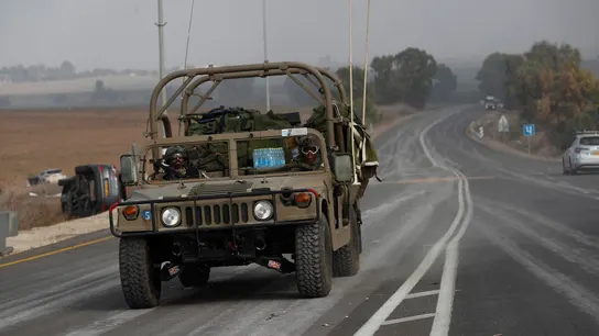 Soldados israelíes patrullan las carreteras cercanas a la frontera con Gaza Soldados israelíes patrullan las carreteras cercanas a la frontera con Gaza