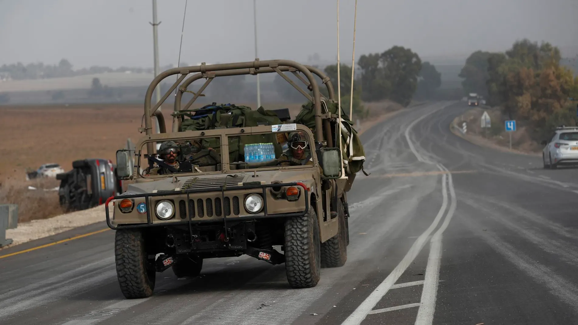 Soldados israelíes patrullan las carreteras cercanas a la frontera con Gaza