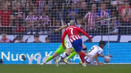 La mano de Carlos Fernández que acabó en penalti para el Atlético La mano de Carlos Fernández que acabó en penalti para el Atlético