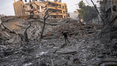 Escombros tras un ataque aéreo israelí sobre la Franja de Gaza