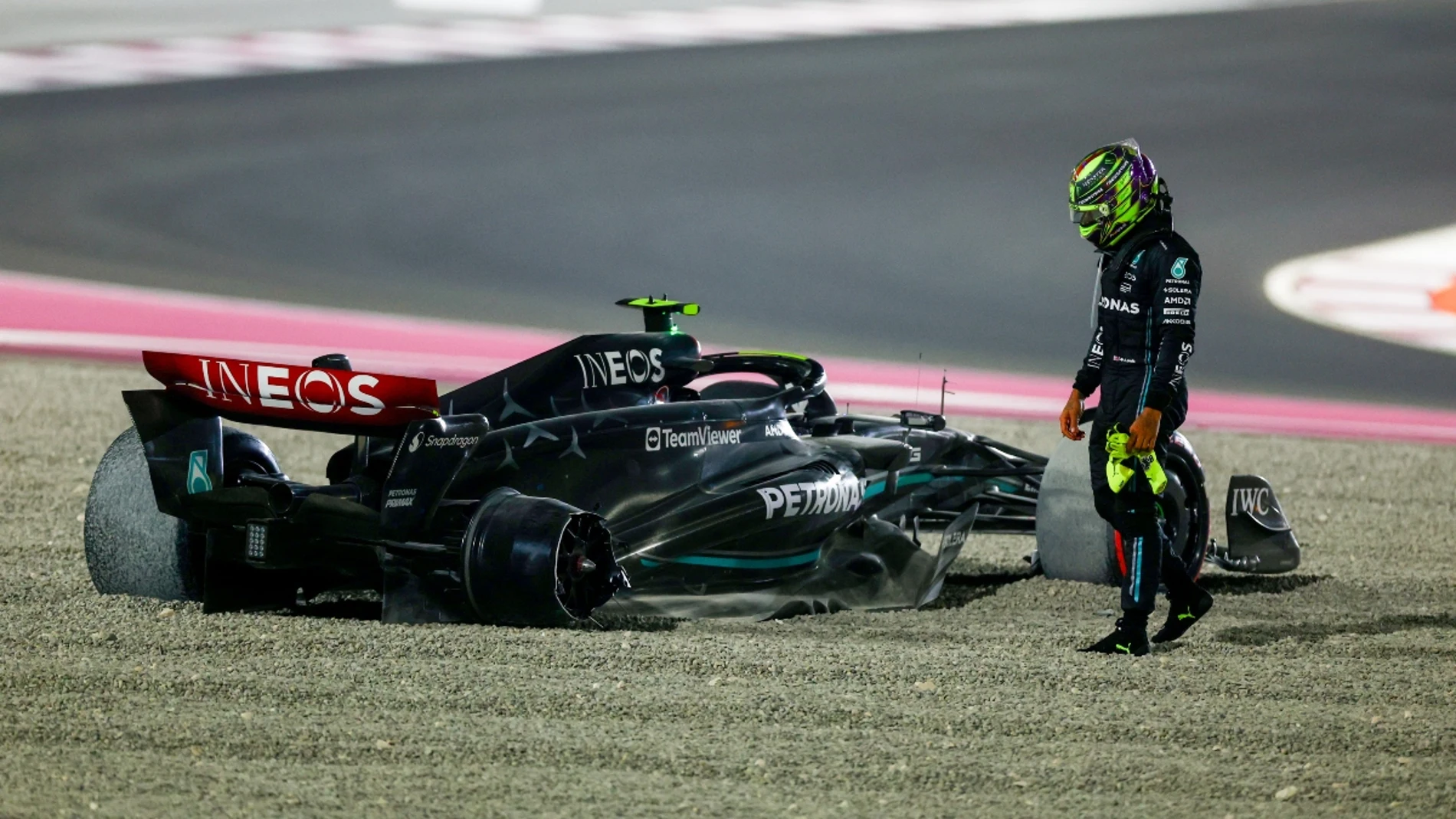Lewis Hamilton observa su destruido Mercedes