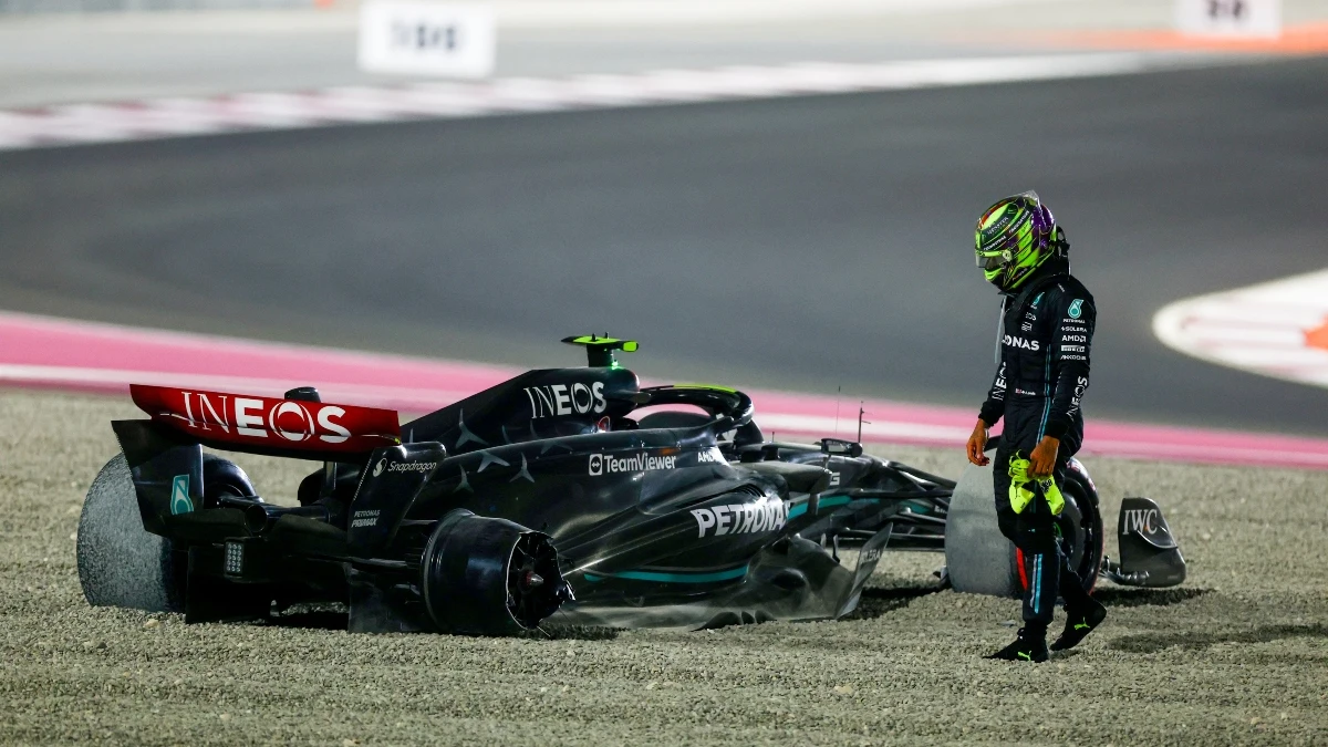 Lewis Hamilton observa su destruido Mercedes