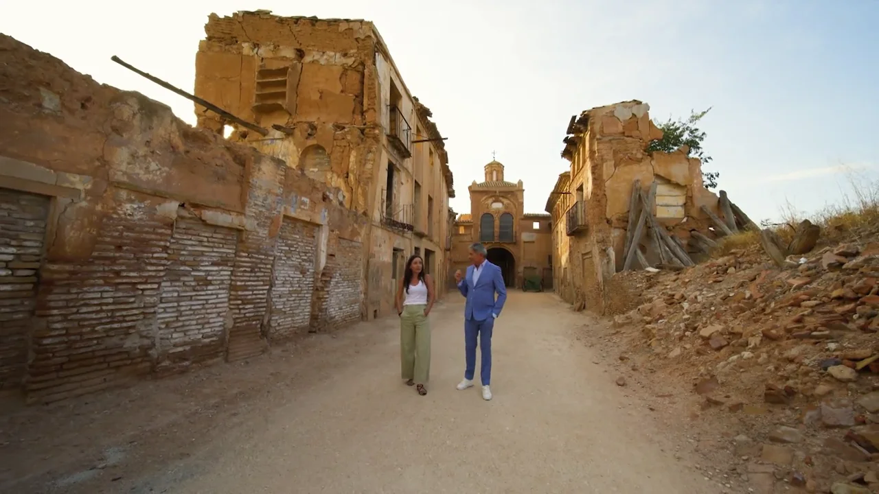 Boris Izaguirre visita Belchite, arrasado por completo en la Guerra Civil: "El asalto finalizó casa por casa, cuerpo a cuerpo"