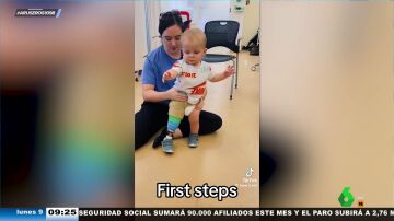 El emocionante momento en el que un bebé comienza a dar sus primeros pasos con una pierna ortopédica