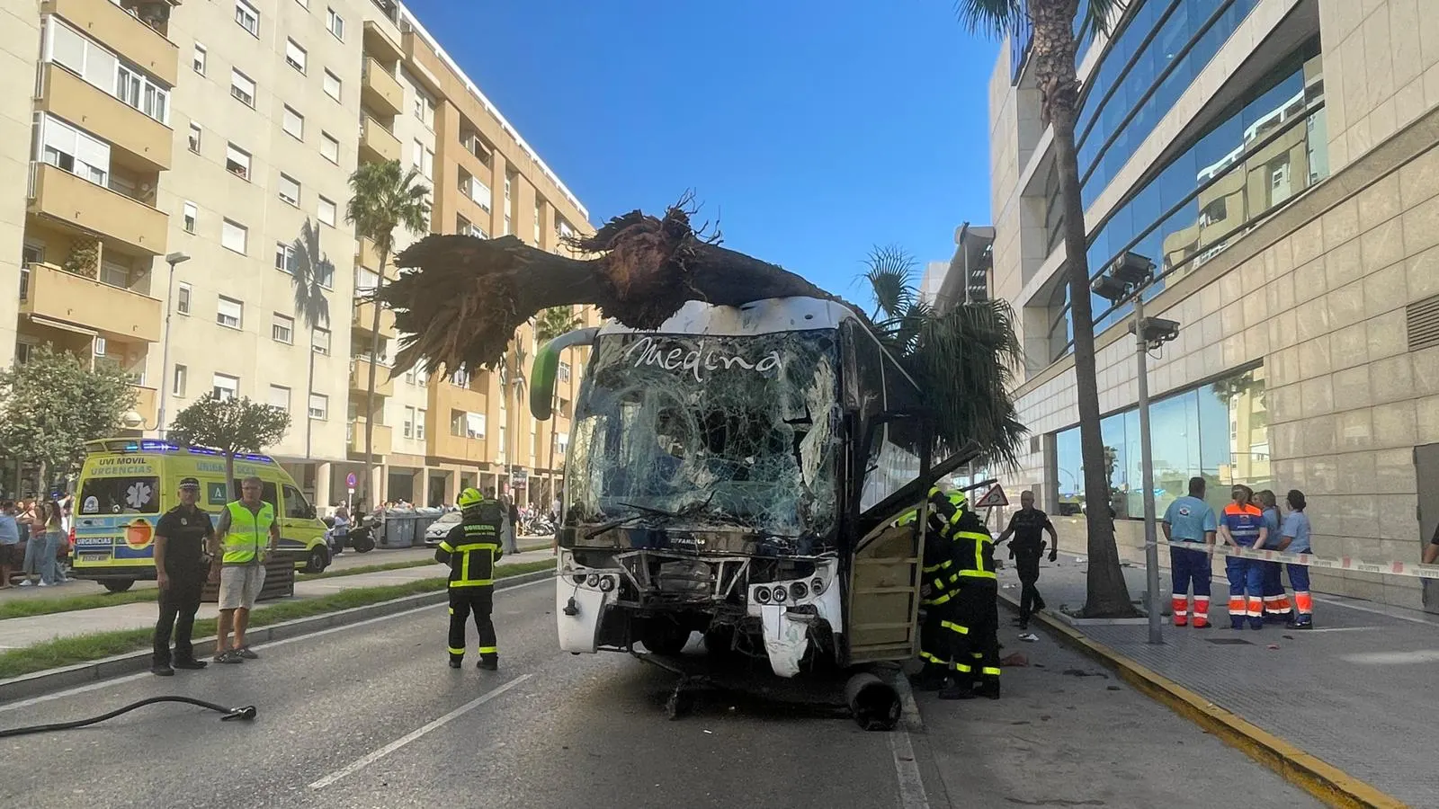 Accidente de tráfico con un autobús implicado en Cádiz