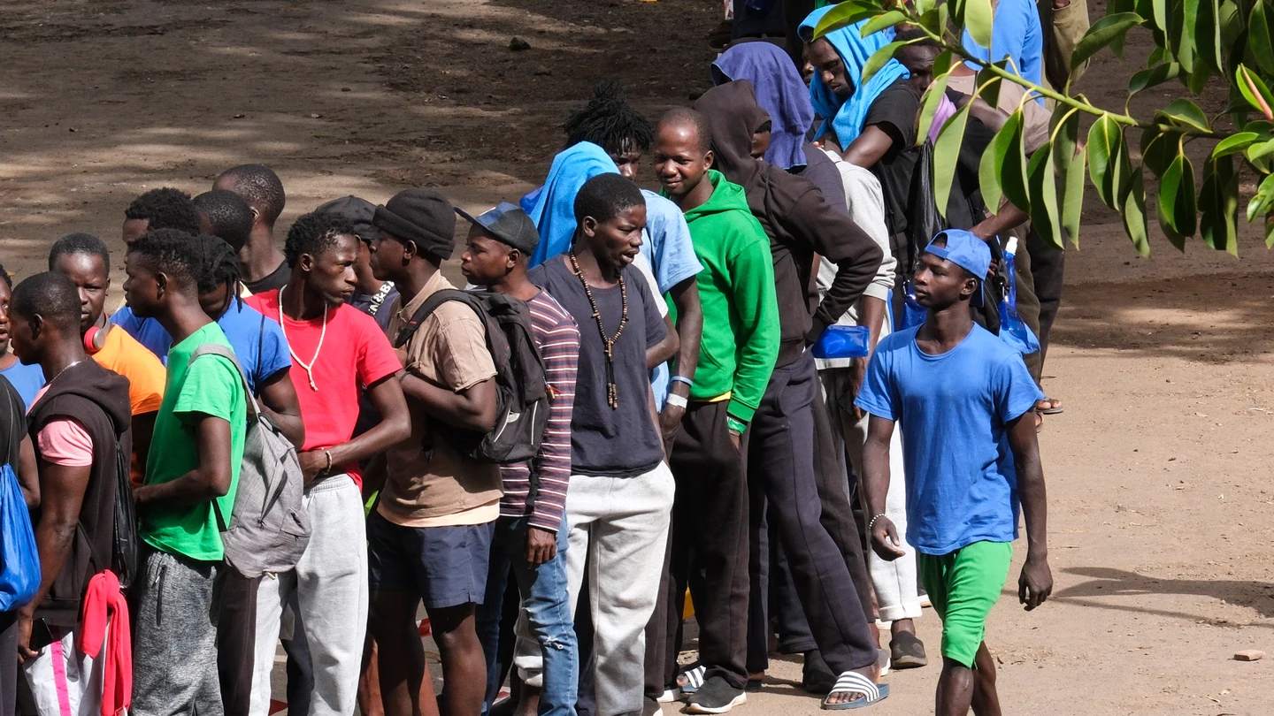Varias decenas de inmigrantes hacen cola en el interior centro de acogida de Las Raíces, en La Laguna (Tenerife) Varias decenas de inmigrantes hacen cola en el interior centro de acogida de Las Raíces, en La Laguna (Tenerife)