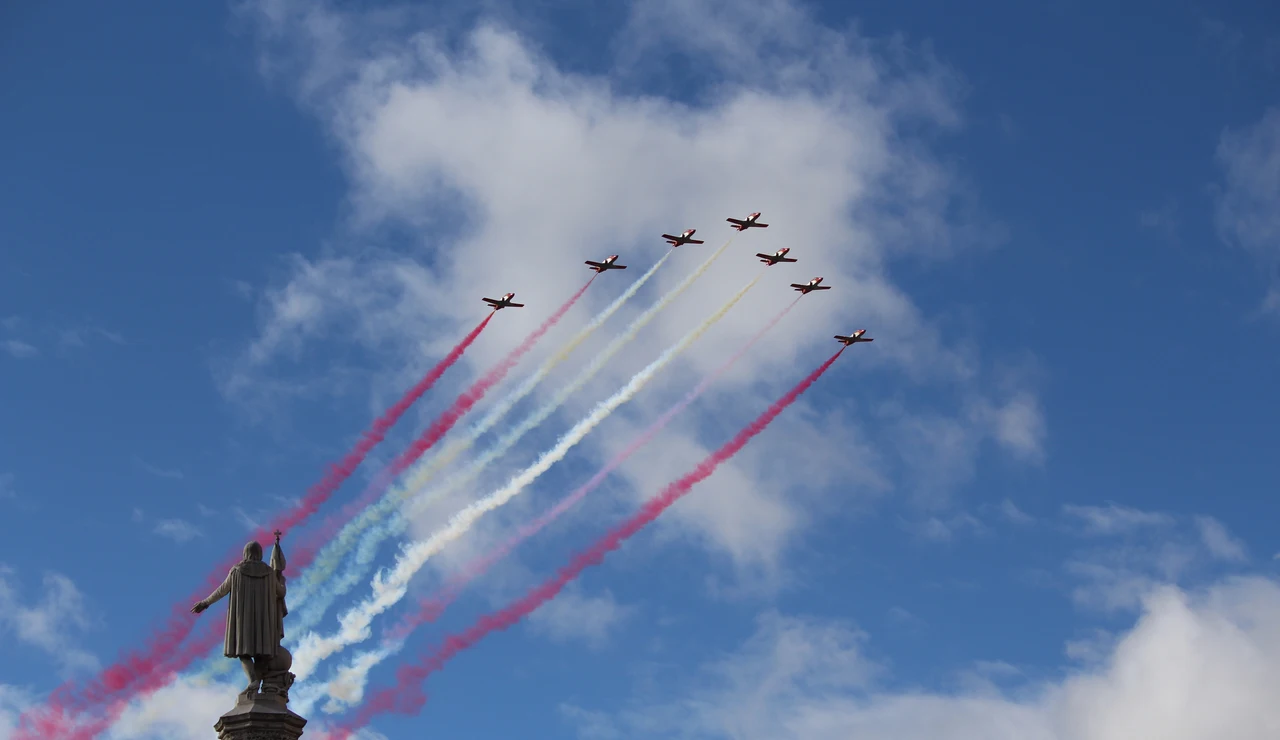 Desfile militar aéreo en el Día de la Hispanidad en España