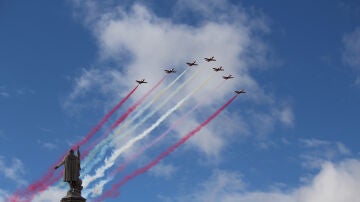 Desfile militar aéreo en el Día de la Hispanidad en España