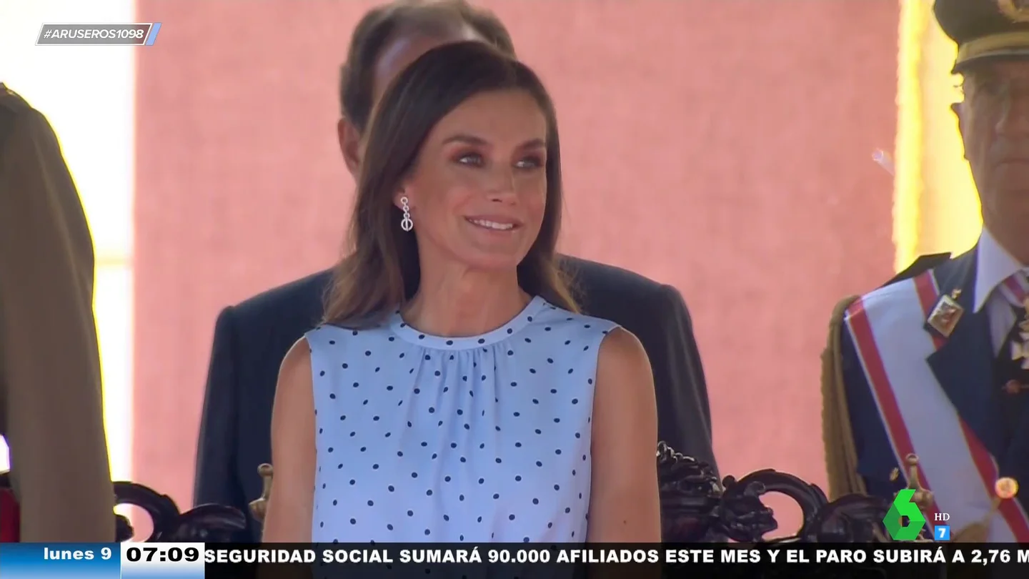Angie Cárdenas analiza la emoción de la reina Letizia en la jura de bandera de la princesa Leonor: "Contiene las lágrimas" Angie Cárdenas analiza la emoción de la reina Letizia en la jura de bandera de la princesa Leonor: "Contiene las lágrimas"