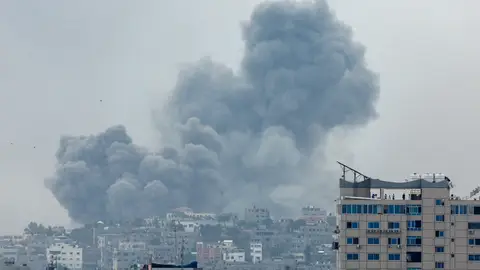 Columnas de humo tras los ataques de Israel en Gaza/ Reuters